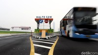 Dari 12 halte yang berada di koridor 13 Ciledug-Tendean, salah satunya Halte CSW yang hingga kini belum beroperasi.