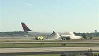 Pesawat dari maskapai Delta Air Lines mendarat darurat di Bandara Internasional Hartsfield-Jackson Atlanta, Rabu (18/4/2018). Dikutip dari NBC News, pesawat tersebut memiliki rute dari Atlanta ke London dan mendarat kembali beberapa saat setelah lepas landas.  (Foto: Dok. nbcnews)