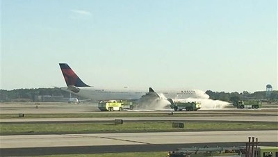 Foto: Mesin Berasap, Pesawat Delta Air Lines Mendarat Darurat di AS