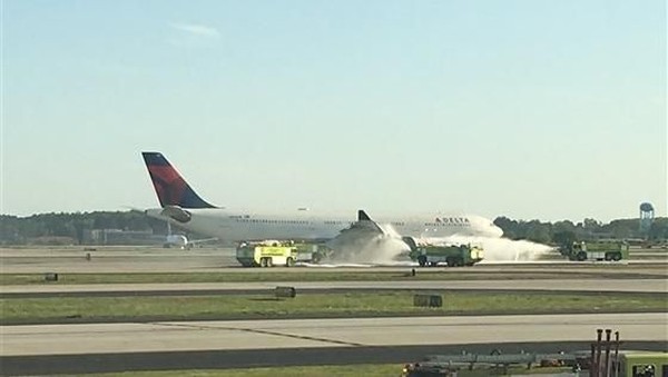 Foto: Mesin Berasap, Pesawat Delta Air Lines Mendarat Darurat di AS