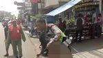 Foto: Aksi Polisi Taklukan Orang Gila Bawa Pisau di Bandung