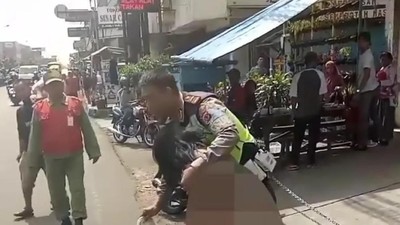 Foto: Aksi Polisi Taklukan Orang Gila Bawa Pisau di Bandung