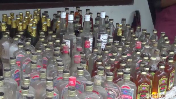 Polisi Gerebek Pabrik Miras di Makassar, Ribuan Botol Disita