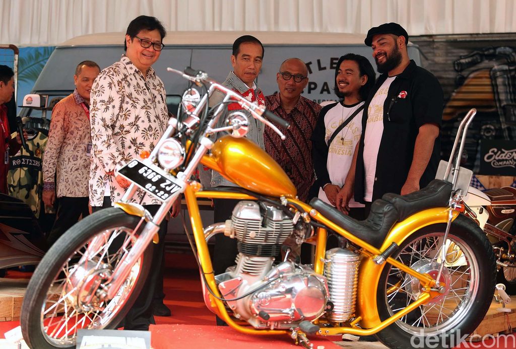 Motor Chopper Jokowi dan Cafe Racer Gibran Mejeng di IIMS 2018 Presiden Joko Widodo dan putranya Gibran Rakabuming Raka sama-sama pencinta motor. Motor modifikasi keduanya disandingkan di arena Indonesia International Motor Show.