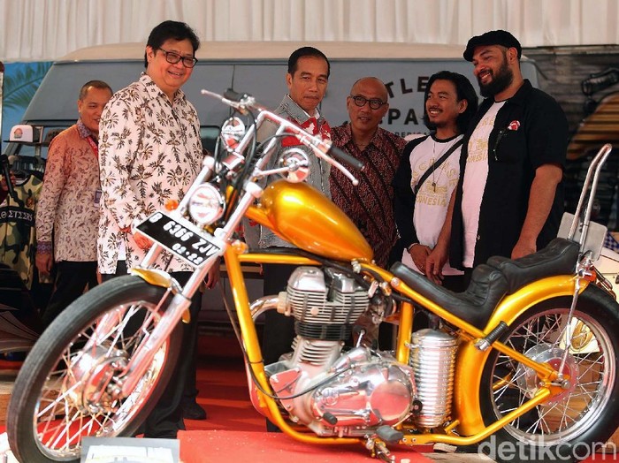 Presiden Joko Widodo dan putranya Gibran Rakabuming Raka sama-sama pencinta motor. Motor modifikasi keduanya disandingkan di arena Indonesia International Motor Show.