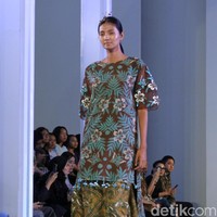 Fashion show Mel Ahyar yang berkolaborasi dengan Iwan Tirta Private yang mengangkat tema ER-LUM di Fashion Nation 2018, Senayan City, Jakarta, Rabu [18/4/2018]. [Foto: Mohammad Abduh/Wolipop]