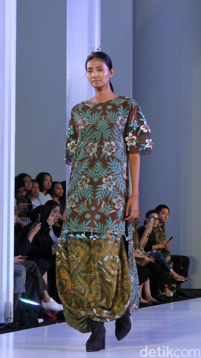 Fashion show Mel Ahyar yang berkolaborasi dengan Iwan Tirta Private yang mengangkat tema ER-LUM di Fashion Nation 2018, Senayan City, Jakarta, Rabu [18/4/2018]. [Foto: Mohammad Abduh/Wolipop]