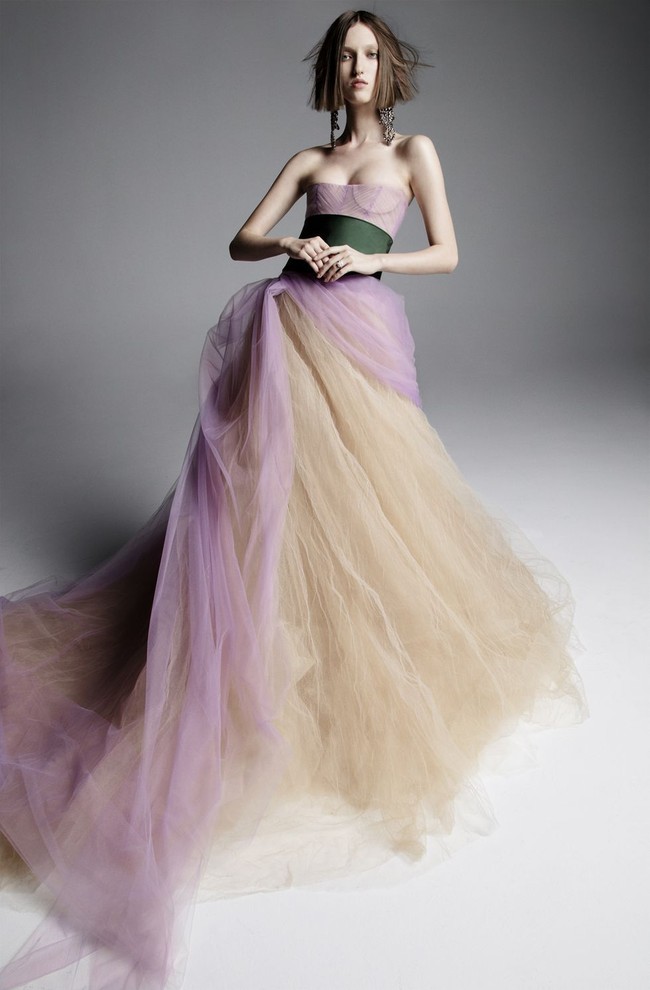 Untuk tahun ini Vera Wang bermain dengan dua warna tulle yang kontras namun harmonis dan manis. Foto: Dok. Vera Wang