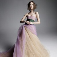 Untuk tahun ini Vera Wang bermain dengan dua warna tulle yang kontras namun harmonis dan manis. Foto: Dok. Vera Wang