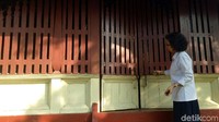 Dari luar terlihat fentilasi udara, selain sebagai fentilasi juga berfungsi melihat tamu yang datang. Sebaliknya, tamu tak akan bisa melihat orang di dalam rumah itu. (Raja Adil Siregar/detikTravel)