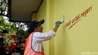 Dalam kegiatan ini, Menteri Rini berkesempatan menyapa 100 warga yang bekerja sama melakukan perbaikan infrastruktur dan bangunan sekolah berupa pengecatan, perbaikan lantai, penggantian kusen dan kaca, perbaikan perpustakaan, toilet dan perbaikan ruangan kelas.