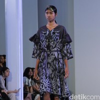 Fashion show Mel Ahyar yang berkolaborasi dengan Iwan Tirta Private yang mengangkat tema ER-LUM di Fashion Nation 2018, Senayan City, Jakarta, Rabu [18/4/2018]. [Foto: Mohammad Abduh/Wolipop]