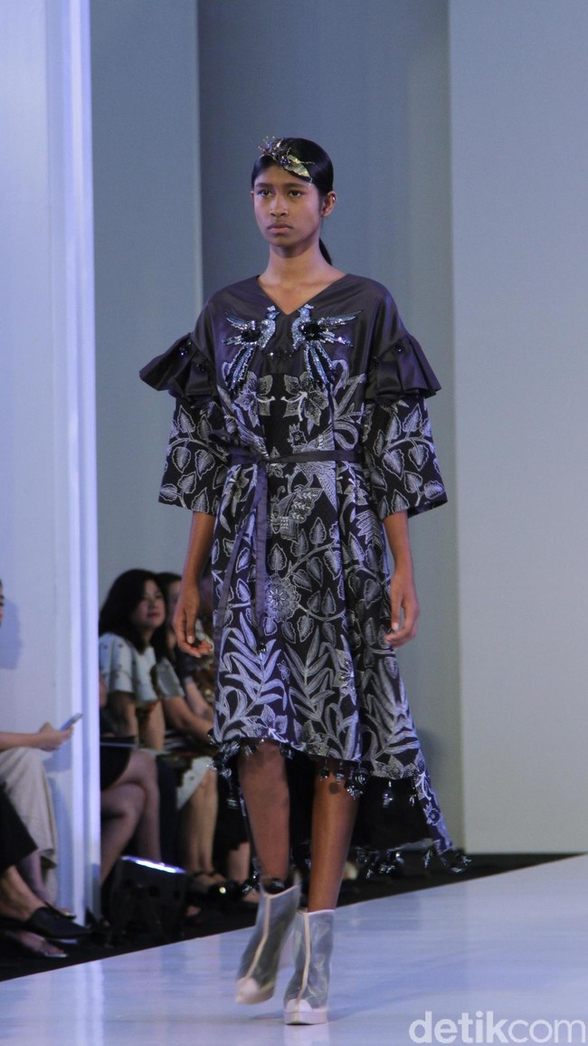 Fashion show Mel Ahyar yang berkolaborasi dengan Iwan Tirta Private yang mengangkat tema ER-LUM di Fashion Nation 2018, Senayan City, Jakarta, Rabu [18/4/2018]. [Foto: Mohammad Abduh/Wolipop]