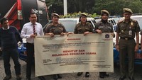 Sebanyak 60 petugas Satpol PP perempuan dikerahkan untuk memastikan Sense Karaoke dan Diskotek Exotic tutup.  (Foto: Indra Komara/detikcom)