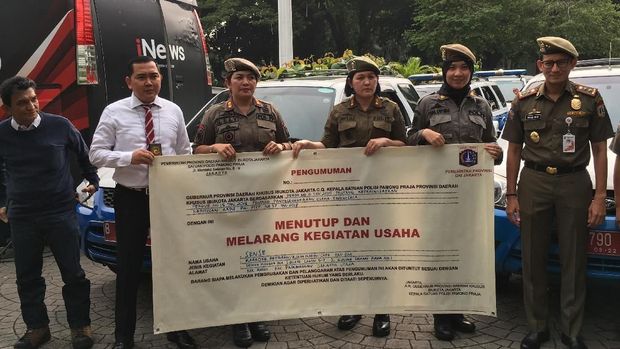 Satpol PP ibu-ibu dikerahkan untuk menutup Sense Karaoke dan Diskotek Exoctic