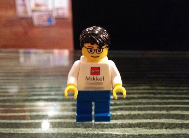 Kartu nama berikut multifungsi karena bisa sekaligus jadi pajangan di meja. Kartu nama tersebut adalah milik seorang desainer Lego. Foto: Imgur  