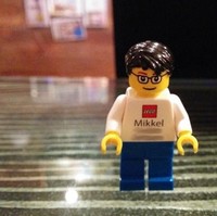 Kartu nama berikut multifungsi karena bisa sekaligus jadi pajangan di meja. Kartu nama tersebut adalah milik seorang desainer Lego. Foto: Imgur  