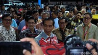 Jaket yang dipakai Jokowi di IIMS 2018 kini dikancing.