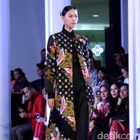 Fashion show Mel Ahyar yang berkolaborasi dengan Iwan Tirta Private yang mengangkat tema ER-LUM di Fashion Nation 2018, Senayan City, Jakarta, Rabu [18/4/2018]. [Foto: Mohammad Abduh/Wolipop]