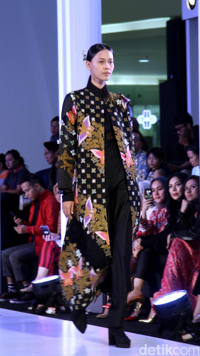 Fashion show Mel Ahyar yang berkolaborasi dengan Iwan Tirta Private yang mengangkat tema ER-LUM di Fashion Nation 2018, Senayan City, Jakarta, Rabu [18/4/2018]. [Foto: Mohammad Abduh/Wolipop]