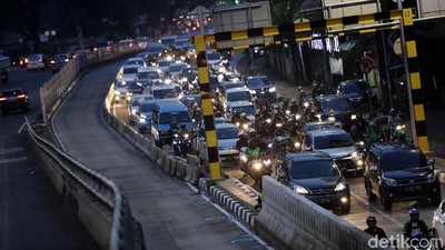 Foto: Macet karena Rekayasa Lalin di Sekitar Underpass Matraman