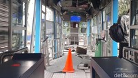 Halte TransJakarta di Simprug rusak berat dihantam truk kontainer pada pukul 04.00 WIB. Truk bernomor polisi B 9715 GDA hilang kendali usai berjalan mundur dari lokasi proyek dekat halte tersebut.