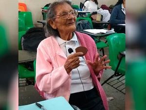 Foto: Dona Lupita, Nenek yang Masuk SMA di Usia 96 Tahun