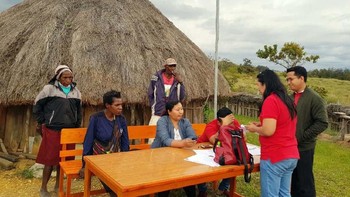 Petugas di daerah Papua ini langsung mengunjungi pelanggan hingga wilayah pelosok. Ini merupakan wujud komitmen Telkomsel untuk membantu pelanggan dalam mempermudah proses registrasi ulang kartu prabayar.