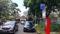 Ketua Komisi B DPRD Kota Bandung Nenden Sukaesih berencana memanggil Dishub Kota Bandung terkait keberadaan mesin parkir yang kini jadi cuma pajangan di sejumlah titik. (Foto: Mochamad Solehudin/detikcom).