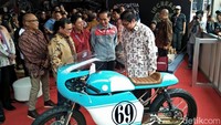 Motor Gibran yang dimodif ala cafe racer aslinya adalah Honda CB 125. Mengusung konsep vintage, motor bercat biru muda itu didesain full fairing dengan tambahan gambar angka 69. Ruly Kurniawan/detikcom.