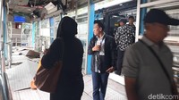 Penumpang berharap perbaikan halte TransJ Simprug segera dilakukan. Kerusakan menurut penumpang mengganggu kenyamanan dan kelancaran akses naik-turun penumpang.