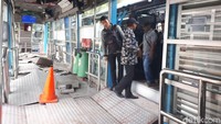 Setelah dihantam truk, halte TransJ Simprug sempat tak beroperasi. Namun pada pukul 07.30 WIB, halte sudah bisa digunakan. Ada puluhan penumpang yang naik-turun bus TransJ di halte ini.