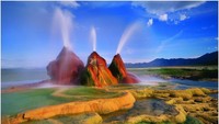 Warna-warni pada bukit geyser berasal dari aneka ganggang yang mengeluarkan pigmen warna. Tanah di sekitar geyser juga membentuk terasing yang menciptakan kolam-kolam kecil di sekitar semburan geyser. (winghardt_us/Instagram) 