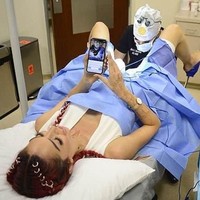 Ibu satu putri itu meremajakan area femininnya. Vagina setelah melahirkan tergantikan dengan vagina baru hari ini, tulis Farrah di video Instastory-nya. Foto: dok. Instagram