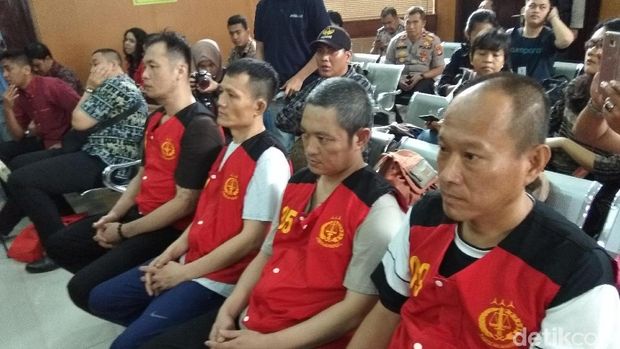 8 WN Taiwan terdakwa penyelundup 1 ton sabu menghadapi sidang vonis di PN Jaksel, Kamis (19/4/2018) Foto: Yulida Medistiara/detikcom