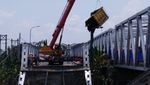 Momen Truk-truk Dipreteli sebelum Dievakuasi dari Bengawan Solo