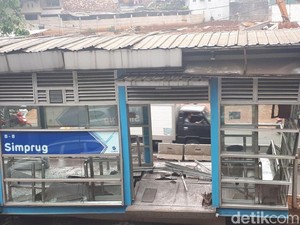 Rusak Dihantam Truk, Halte TransJ Simprug Tetap Dioperasikan