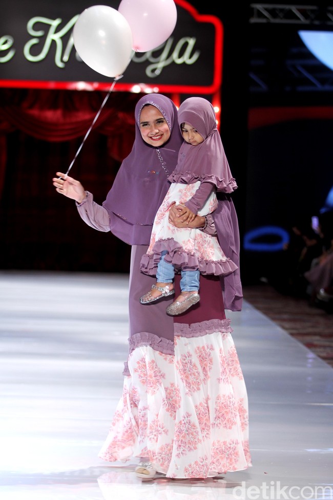 Istri Hengky Kurniawan, Sonya Fatmala tampil cantik dengan balutan busana syari bernuansa ungu. Khimar yang ia pakai ditaburi payet yang indah. Foto: Mohammad Abduh/Wolipop