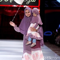 Istri Hengky Kurniawan, Sonya Fatmala tampil cantik dengan balutan busana syari bernuansa ungu. Khimar yang ia pakai ditaburi payet yang indah. Foto: Mohammad Abduh/Wolipop