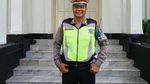 Foto: Aksi Polisi Taklukan Orang Gila Bawa Pisau di Bandung