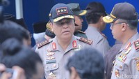 Wakapolri Komjen Syafruddin memimpin langsung rilis penangkapan big bos miras oplosan maut, Samsudin Simbolon. Tercatat korban tewas meneggak miras oplosan Samsudin berjumlah 45 orang. (Foto: Wisma Putra/detikcom).