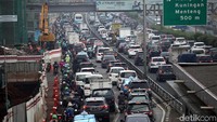 Jalan yang menyempit membuat kepadatan lalu lintas.