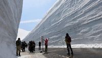 Wisatawan berhenti di tengah jalan Snow Wall Walk (CNN Travel)