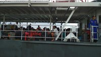 Kapal yang mengangkut TKI dari Johor Malaysia ke Bintan sempat terombang-ambing di selat Singapura. Penyebabnya, kapal tersebut kehabisan bahan bakar. Speedboat itu mengangkut 101 penumpang dan 5 awak kapal.  (Dok. Istimewa)