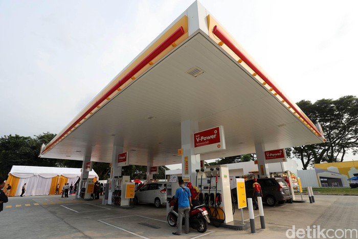 Komisaris Utama PT Sigma Niaga Gas Kamaluddin Hasyim, Executive Vice President Retail Shell István Kapitány dan Perwakilan Otoritas Bandara Wilayah I Marthinus Hutasoit secara simbolis melakukan pengisian bahan bakar Shell ke salah satu kendaraan di SPBU Shell di kawasan bisnis Soewarna Bandara Internasional Soekarno Hatta, Tanggerang, Kamis (19/4/2018). SPBU Shell di Kawasan Bisnis Soewarna, Bandara Internasional Soekarno Hatta, Tangerang resmi beroperasi untuk memenuhi kebutuhan bahan bakar berkualitas di salah satu gerbang perekonomian di Indonesia. Grandyos Zafna/detikcom

-. SPBU Shell di kawasan bandara Soekarno Hatta ini diresmikan untuk menjawan=b kebutuhan dan memberikan kemudahan akses bagi para pelanggan untuk mengisi bahan bakar.

-.
