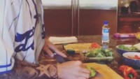 Selain doyan makan, ternyata Justin juga bisa masak, lho. Begini gayanya saat mengiris letuce. Udah kaya chef beneran belum? Foto: Instagram @justinbieber