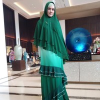 Mulan Jameela juga tampak hadir mengenakan koleksi Si.Se.Sa. Ia tampil feminin dengan khimar dan gamis beraksen ruffle diagonal. Sebagai ciri khasnya, Mulan kembali memakai ciput a-simetris. Foto: Instagram