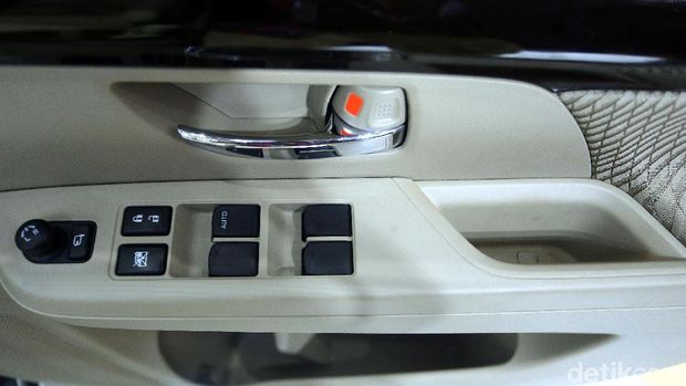Panel kayu juga ada di samping mobil