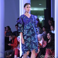 Fashion show Mel Ahyar yang berkolaborasi dengan Iwan Tirta Private yang mengangkat tema ER-LUM di Fashion Nation 2018, Senayan City, Jakarta, Rabu [18/4/2018]. [Foto: Mohammad Abduh/Wolipop]