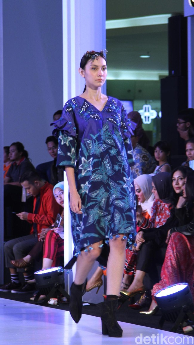 Fashion show Mel Ahyar yang berkolaborasi dengan Iwan Tirta Private yang mengangkat tema ER-LUM di Fashion Nation 2018, Senayan City, Jakarta, Rabu [18/4/2018]. [Foto: Mohammad Abduh/Wolipop]